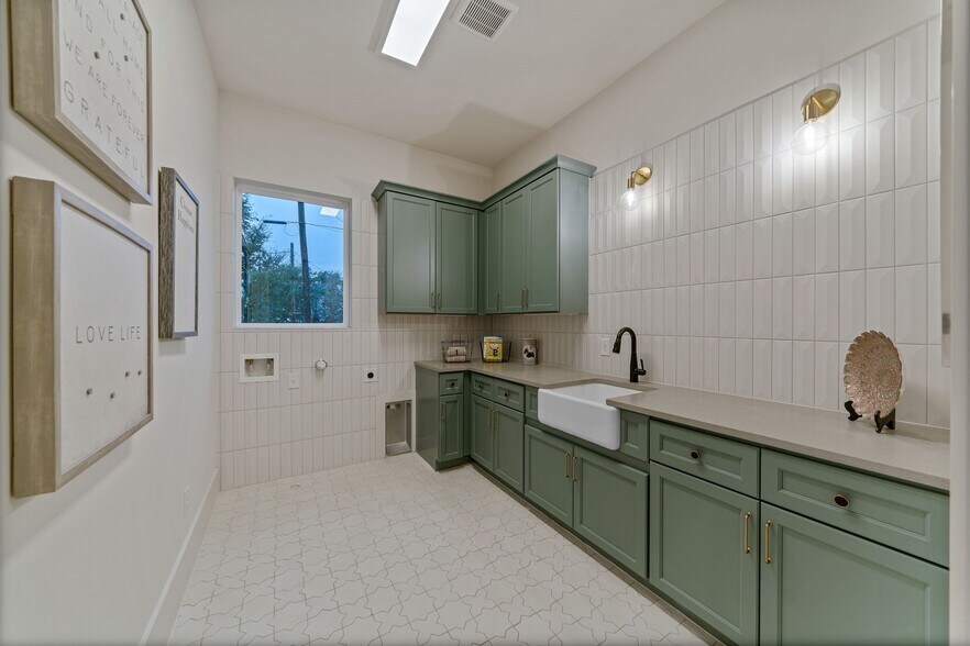 More Photos Of 7505 E US Highway 290, Johnson City Flex For Sale