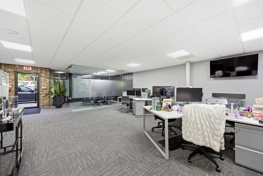 More Photos Of 326 SE Douglas St, Lees Summit Office For Sale