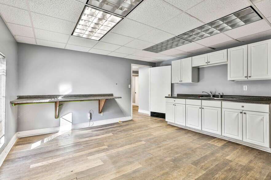 More Photos Of 243 Senoia Rd, Peachtree City Unknown For Lease