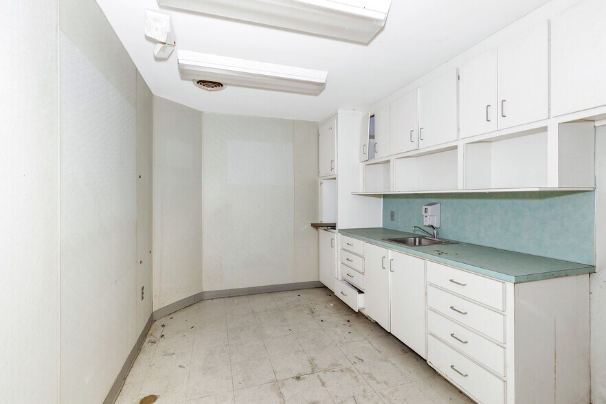 More Photos Of 2300 Wynnton Rd, Columbus Drugstore For Sale