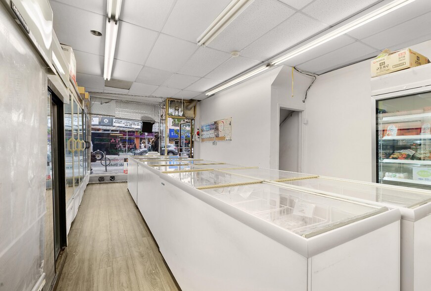 More Photos Of 676 Bloor St W, Toronto Storefront Retail Residential For Sale