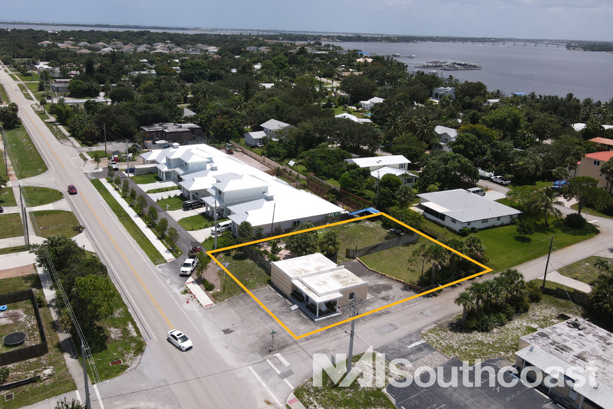 Primary Photo Of 1900 NE Dixie Hwy, Jensen Beach Storefront Retail Office For Lease