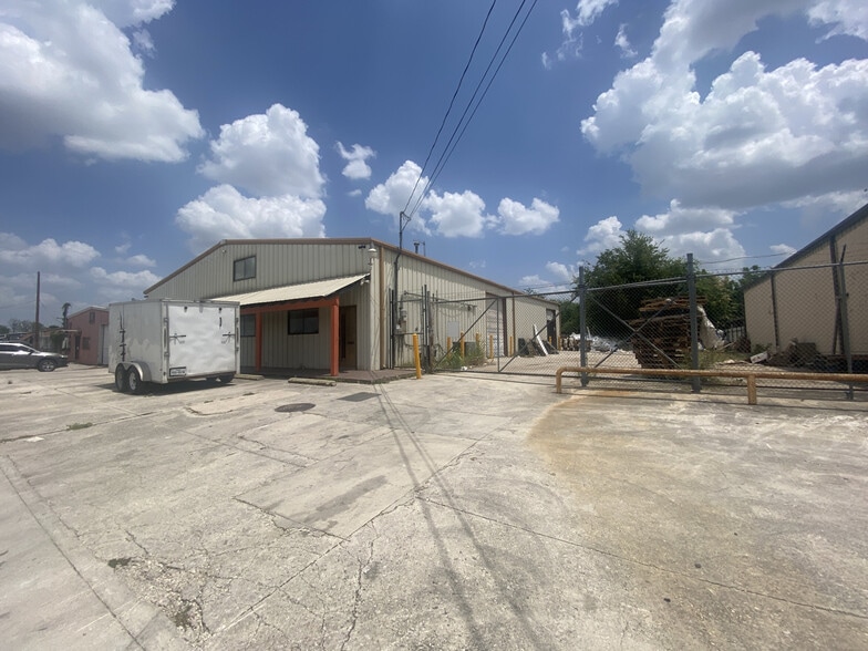 More Photos Of 3514 Copeland Dr, San Antonio Light Manufacturing For Sale