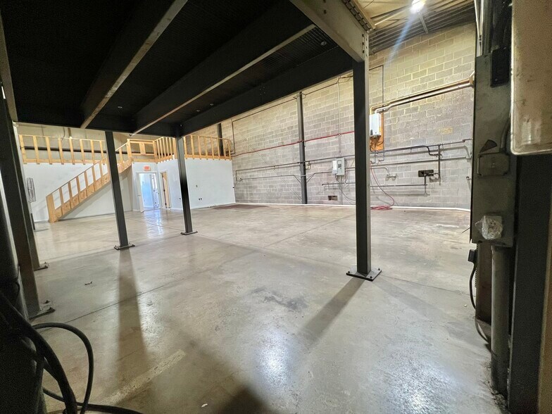 More Photos Of 33549 E Royalton Rd, Columbia Station Light Manufacturing For Sale