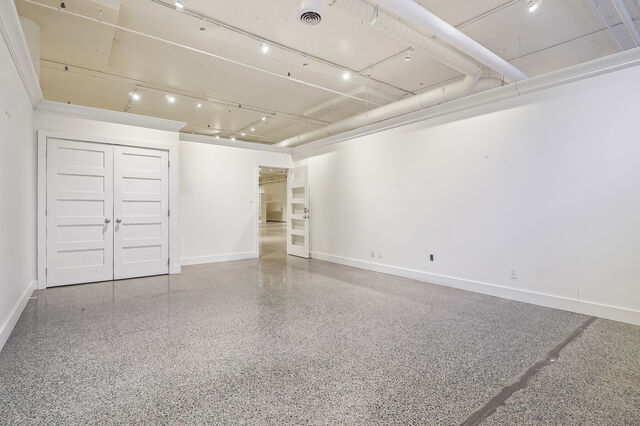 More Photos Of 4360 Ch de la Côte-de-Liesse, Mt Royal Showroom For Sale