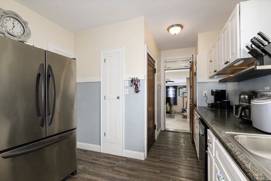 More Photos Of 5001 Pernod Ave, Saint Louis Flex For Sale