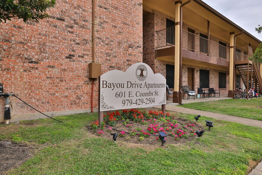 More Photos Of 601 E Coombs St, Alvin Apartments For Sale