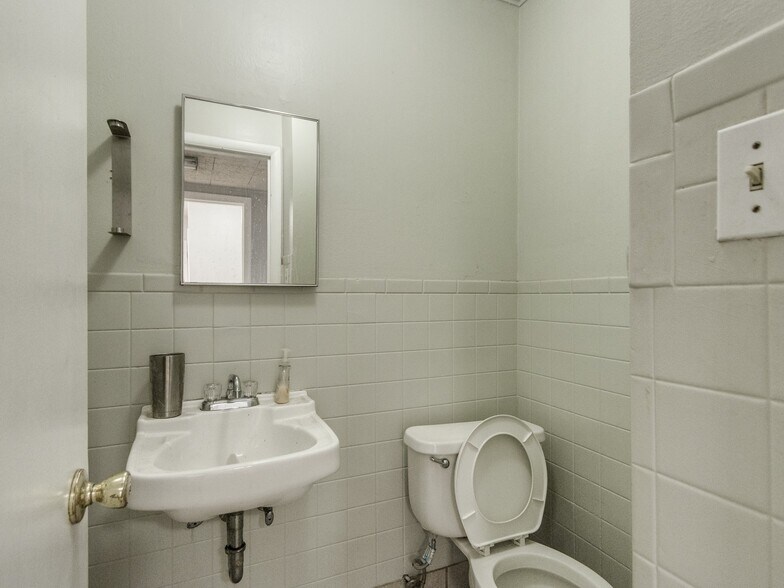 More Photos Of 5835 S Pennsylvania Ave, Oklahoma City Medical For Sale