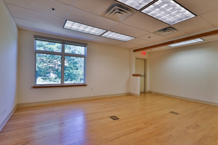 More Photos Of 1425 Mountain Dr N, Bethlehem Office For Sale