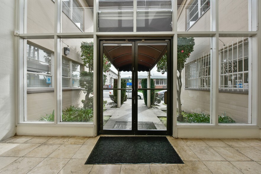 More Photos Of 2929 Summit St, Oakland Office For Lease