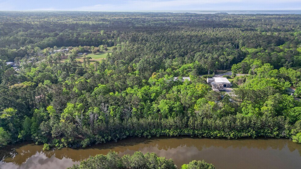 More Photos Of 140 Bay Pines Rd, Beaufort Warehouse For Lease