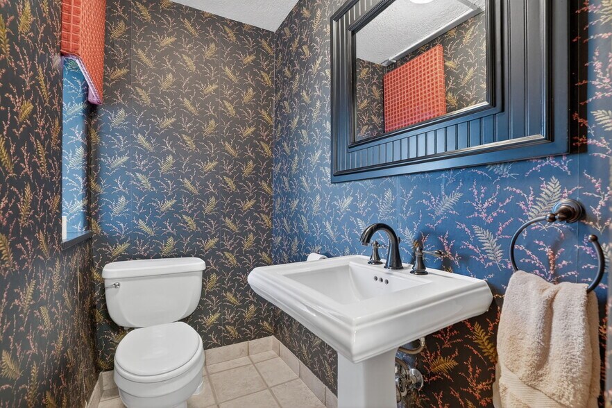 More Photos Of 1104 S Mitchell St, Cadillac Office For Sale