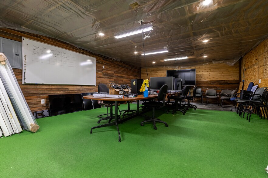 More Photos Of 1050 W Innovation Dr, Kearney Warehouse For Sale