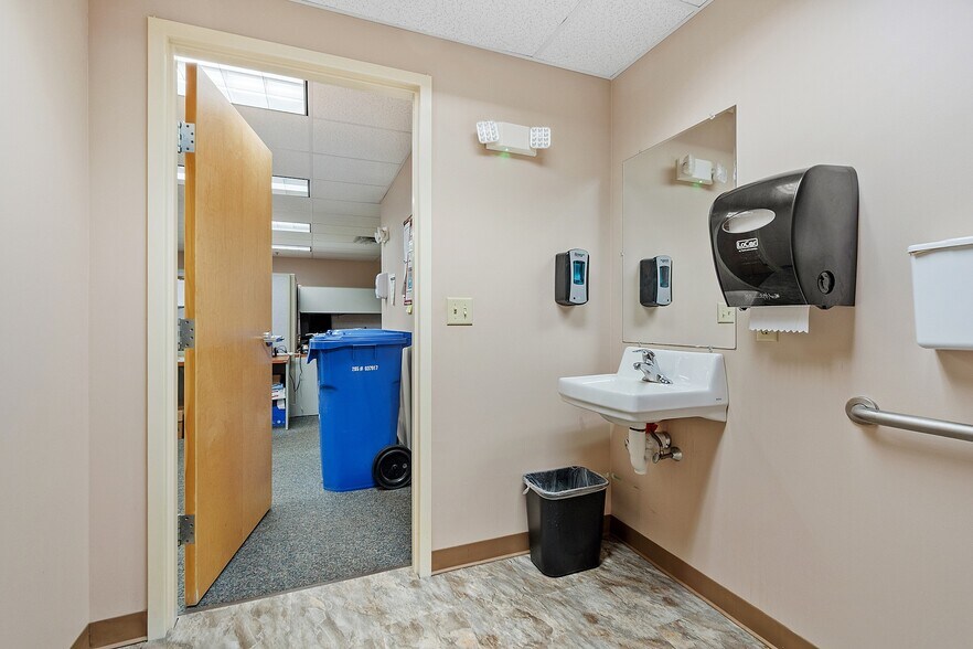 More Photos Of 67 Whalon St, Fitchburg Storefront For Lease