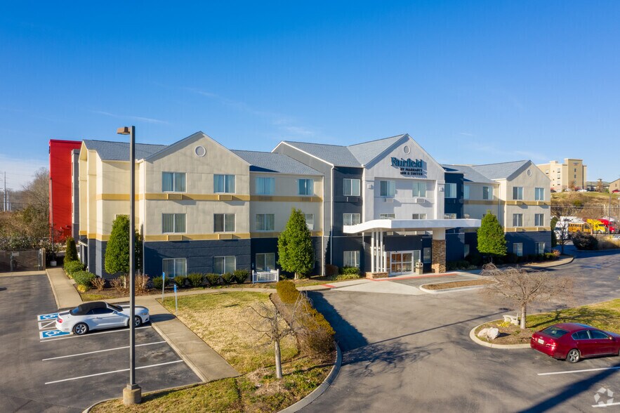 Primary Photo Of 810 Expo Dr, Smyrna Hotel For Sale