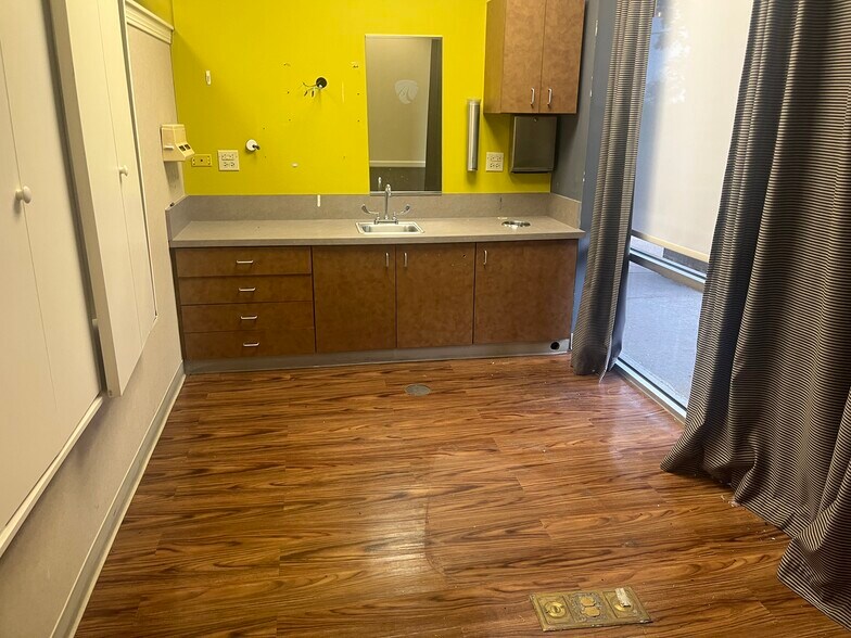 More Photos Of 181-185 N Barrington Rd, Schaumburg Storefront For Lease