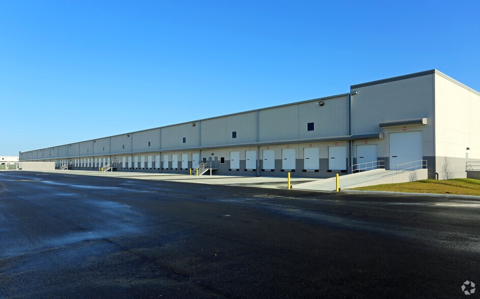 More Photos Of 7433 Emerald Dunes Dr, Orlando Warehouse For Lease