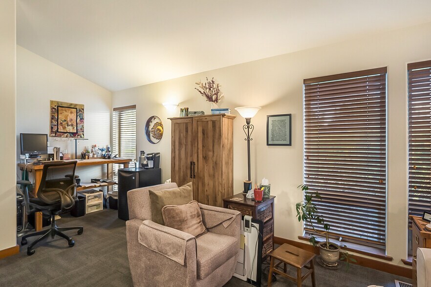 More Photos Of 336 NE Norton Ave, Bend Office For Sale
