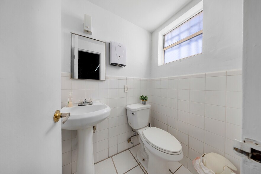 More Photos Of 2056 NW 23rd Ave, Miami Flex For Lease