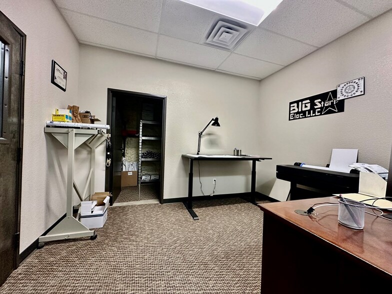 More Photos Of 602 US Highway 385 N, Seminole Flex For Sale