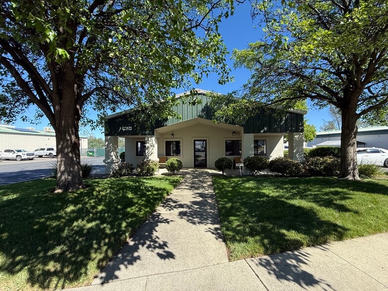 More Photos Of 9626 Tanqueray Ct, Redding Flex For Lease