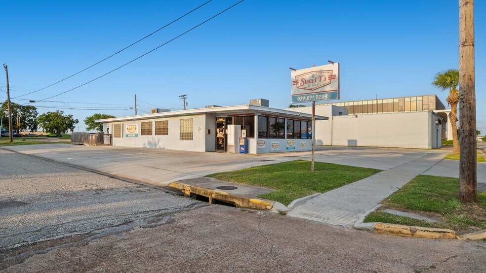Primary Photo Of 230 W 2nd St, Freeport Restaurant For Sale