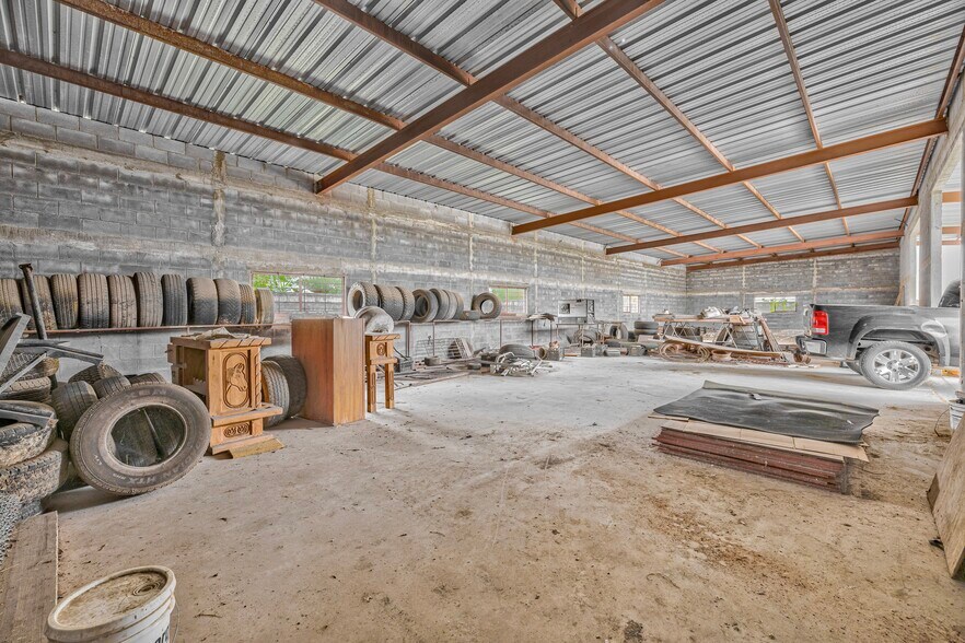 More Photos Of 27 S Eagle Ave, Roma Auto Repair For Sale