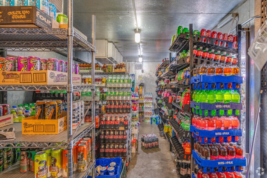 More Photos Of 2325 S Woodlands Village Blvd, Flagstaff Service Station For Sale