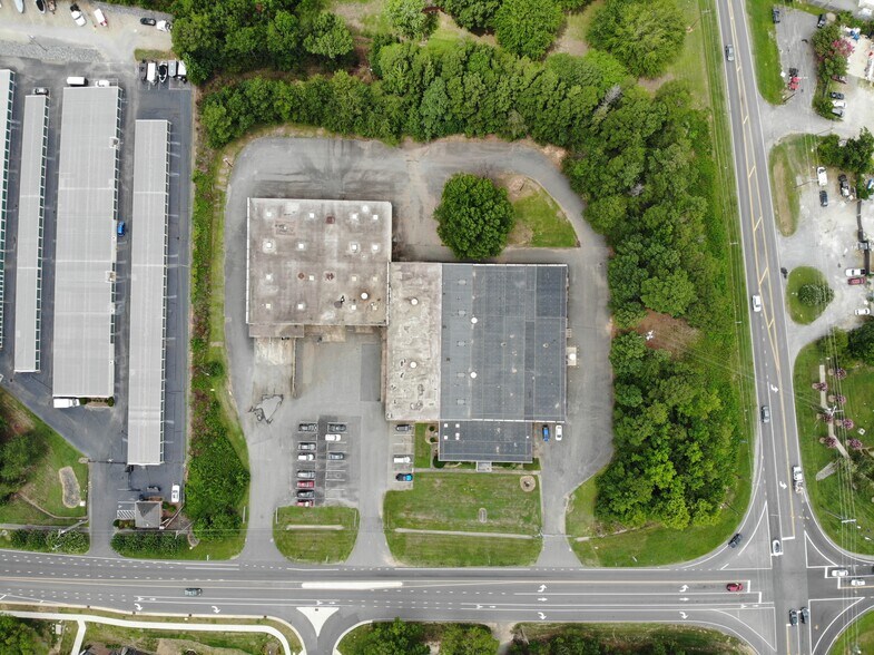 More Photos Of 11601 Hambright Rd, Huntersville Manufacturing For Lease