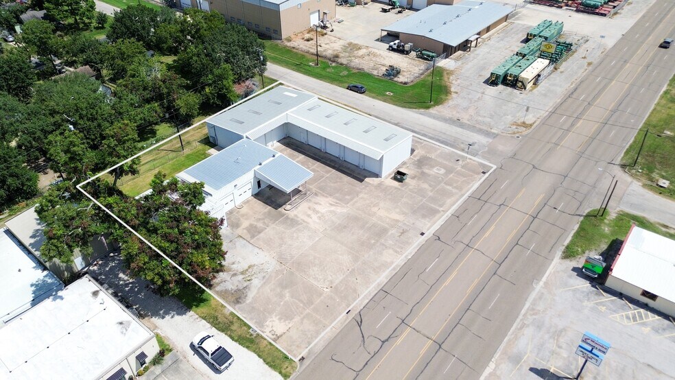 More Photos Of 619 E Jackson St, El Campo Warehouse For Lease