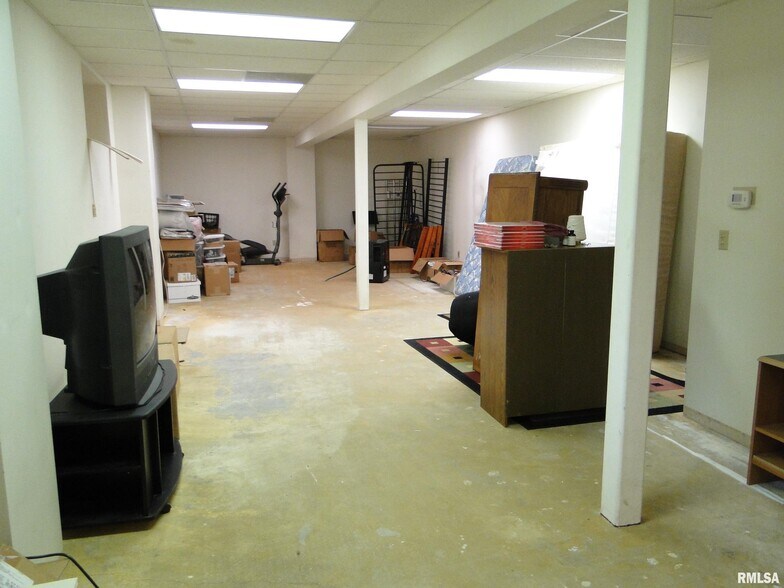 More Photos Of 909 E Grant St, Macomb Medical For Sale