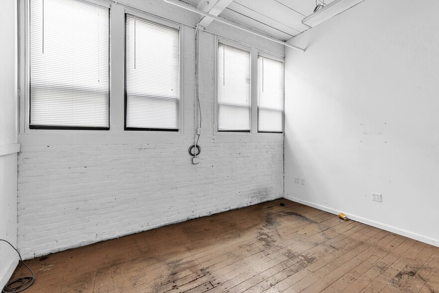 More Photos Of 785 Page Blvd, Springfield Light Manufacturing For Sale