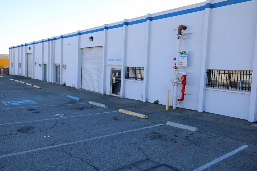 More Photos Of 1241 W Brooks St, Ontario Distribution For Lease