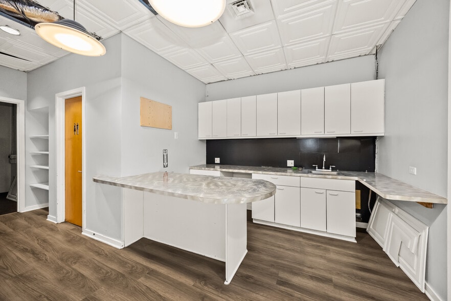 More Photos Of 222 W Ontario St, Chicago Loft Creative Space For Lease
