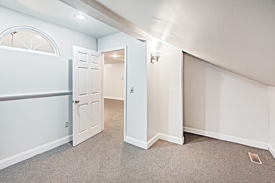More Photos Of 5201-5215 W Woodmill Dr, Wilmington Medical For Sale