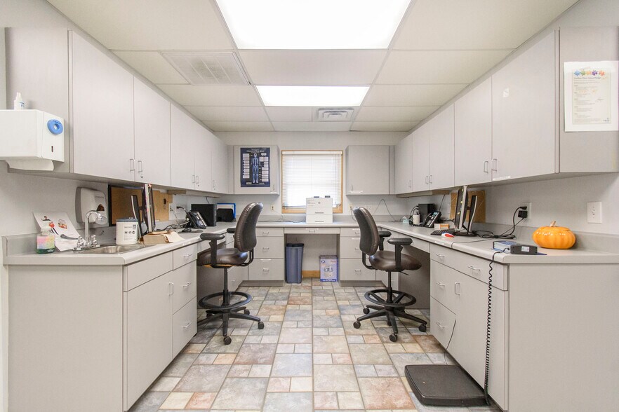 More Photos Of 1201 Elm St, Christiansburg Office For Sale