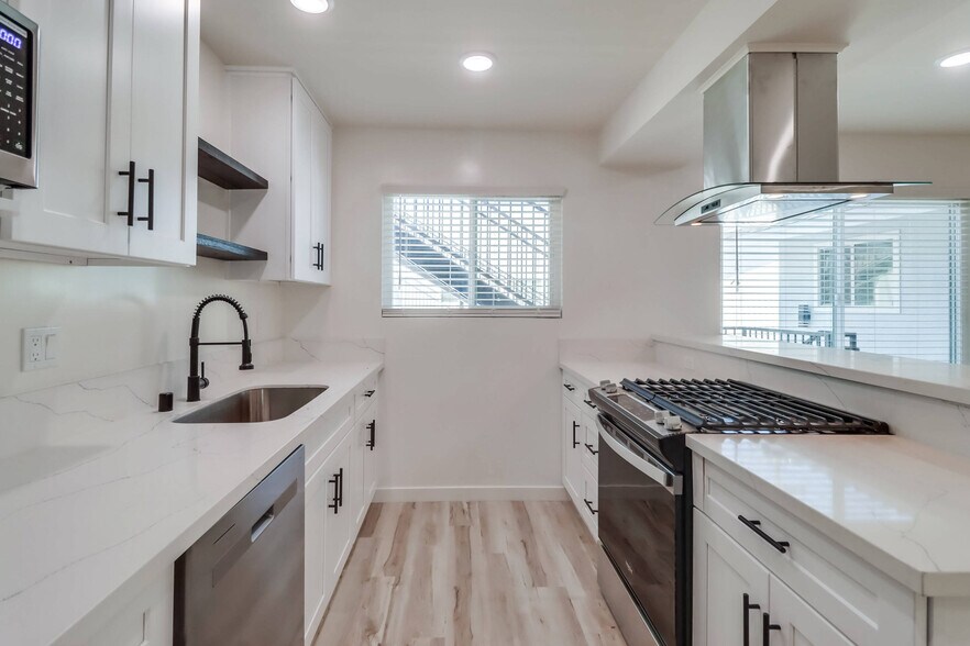 More Photos Of 1478 Hornblend St, San Diego Apartments For Sale