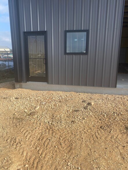 More Photos Of 2638 Business Loop 181 N, Floresville Flex For Lease