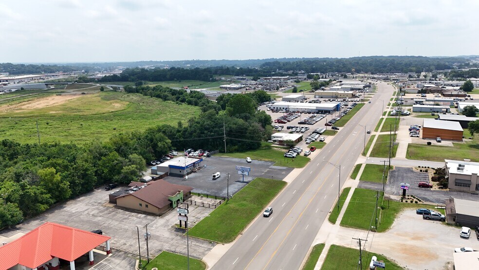 More Photos Of 1710 Porter Wagoner Blvd, West Plains Restaurant For Sale