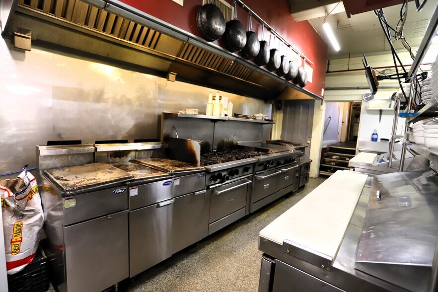 More Photos Of 138 Cross St, Brighton Hotel For Sale