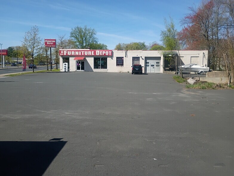 More Photos Of 1566 State St, Springfield Showroom For Lease