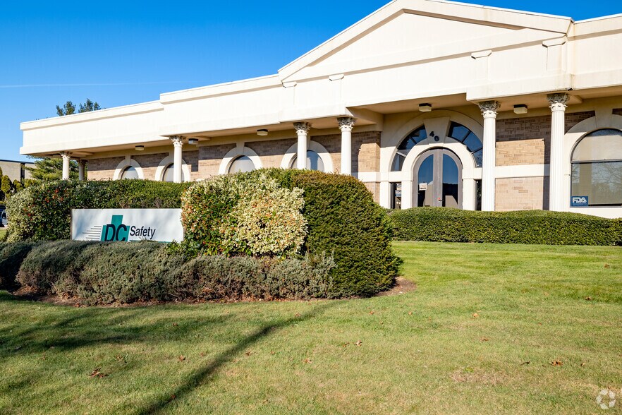 More Photos Of 40 Commerce Dr, Hauppauge Warehouse For Lease