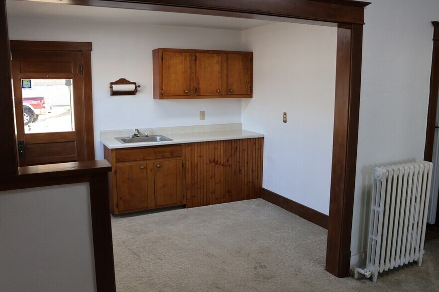 More Photos Of 905 Main St, Windsor Office For Lease