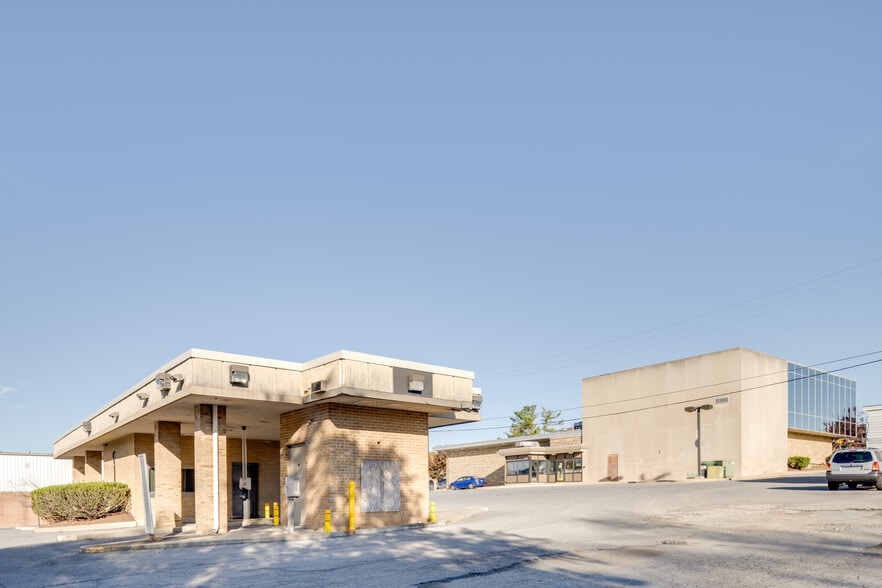 More Photos Of 9916 Main St, Damascus Bank For Sale