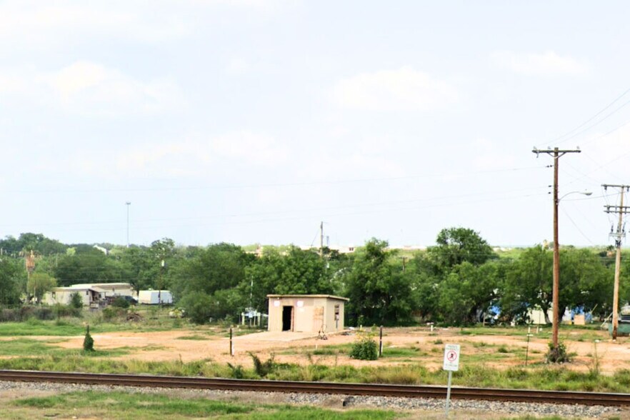 Primary Photo Of 244 Market st, Cotulla Land For Lease