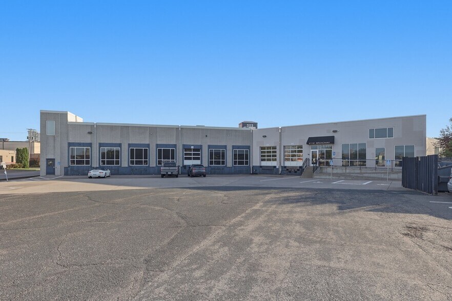 More Photos Of 2112 Broadway St NE, Minneapolis Showroom For Lease