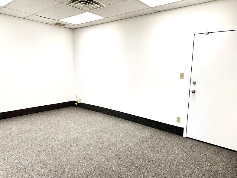 More Photos Of 40 Commerce Pl, Hicksville Office For Lease