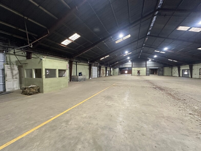 More Photos Of 658 Southern Ave, Fayetteville Warehouse For Lease