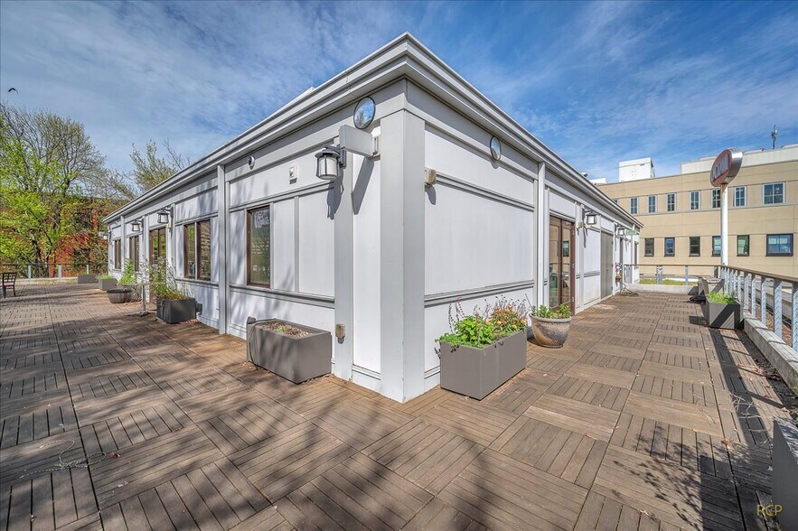 More Photos Of 75 NW Couch St, Portland Medical For Lease