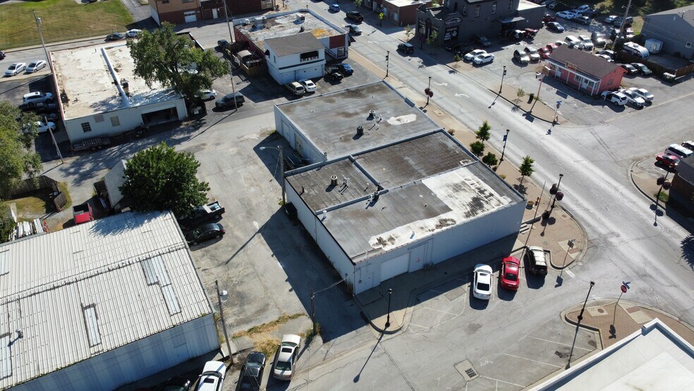 More Photos Of 5805-5809 Merriam Dr, Merriam Showroom For Lease